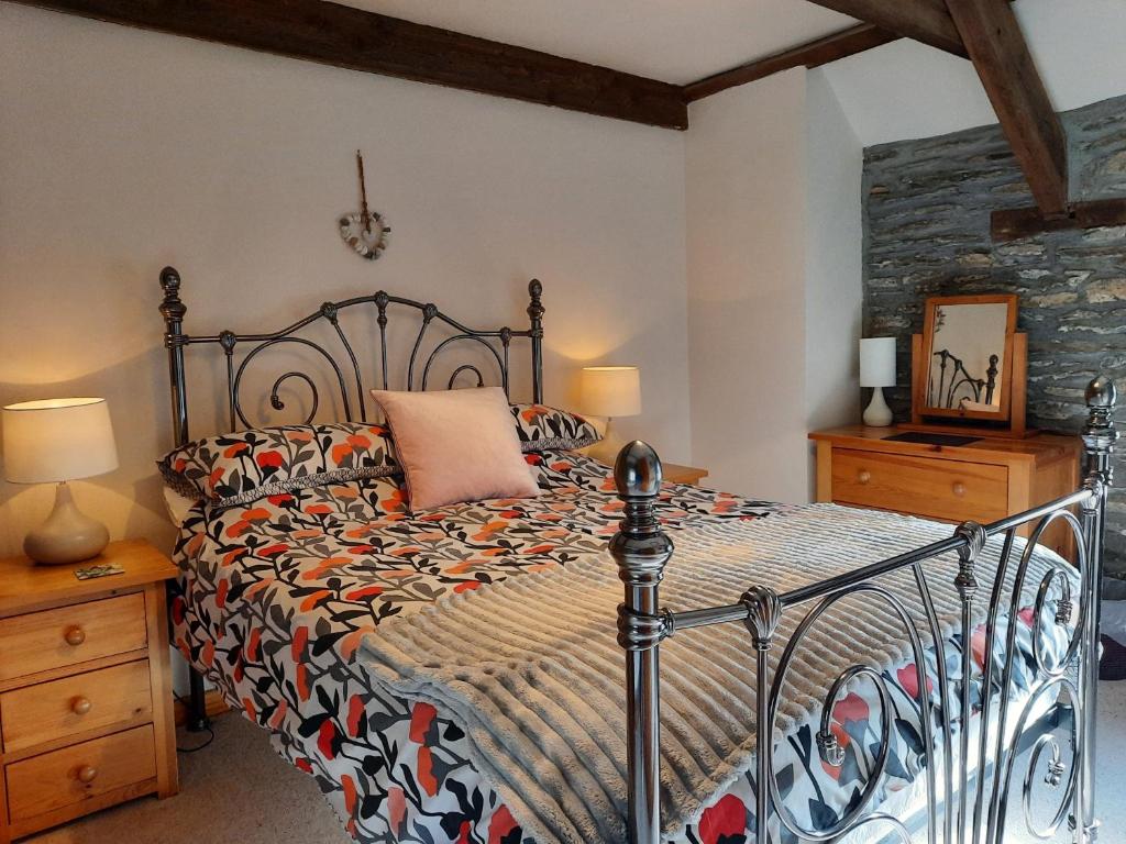 卡迪根特洛蒂赖假日酒店的一间卧室配有一张带被子的床