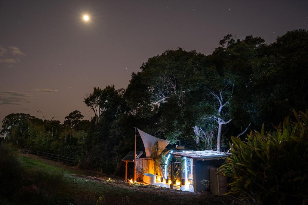 Bilambil HeightsKokoon Retreats - Northern Rivers NSW的夜晚,天空中月亮的一个小房子