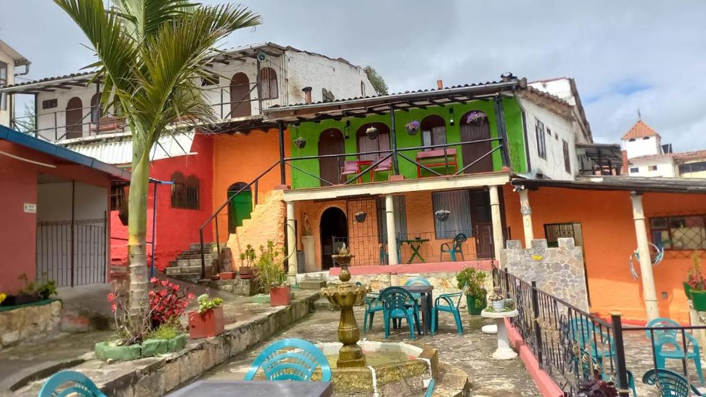 苏埃斯卡Hotel Rural La Esperanza的一座色彩缤纷的房子,前面有一个喷泉