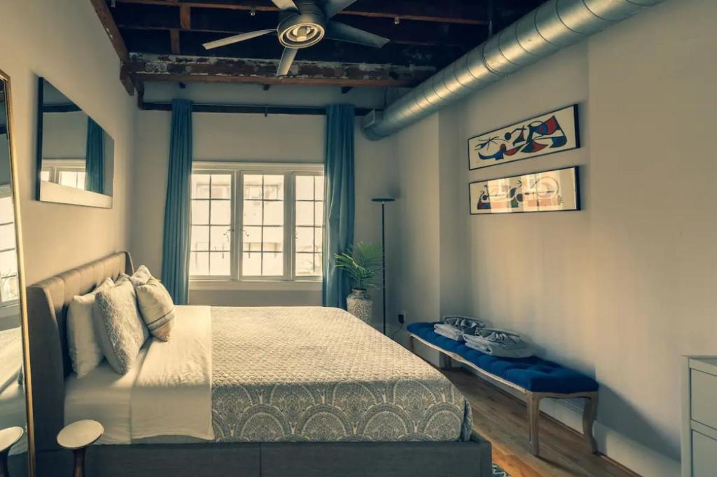 费城StayRafa At 253 3F的一间卧室配有一张床和吊扇