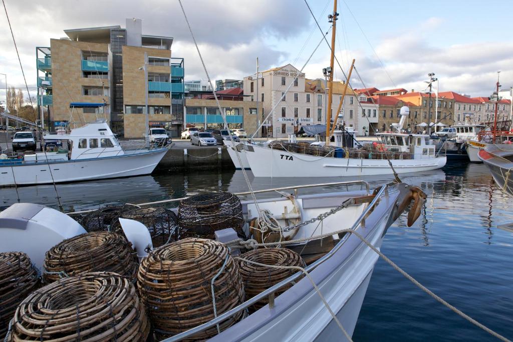 霍巴特泽罗戴维精品公寓酒店的船与其他船停靠在港口