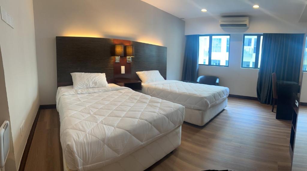 哥打京那巴鲁Deluxe Twin Room AYS的酒店客房配有两张床和一张书桌