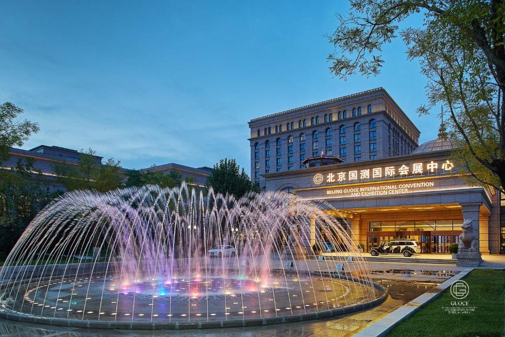 顺义北京国测国际会议会展中心的建筑物前的喷泉