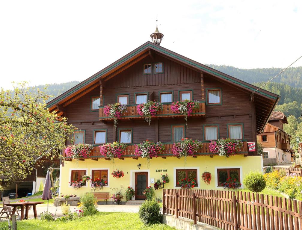 恩斯塔尔豪斯Haufhof-Pension am Bauernhof, Haus im Ennstal bei Schladming的花房边的花房