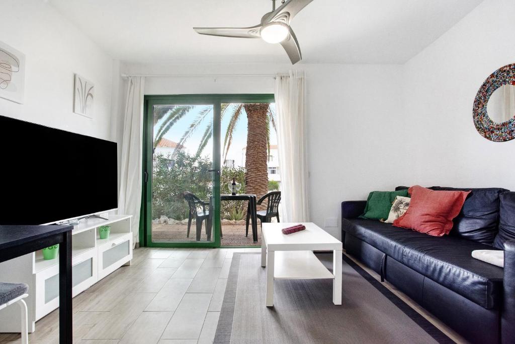 科斯塔德安提瓜Casa Frida的客厅配有黑色沙发和电视