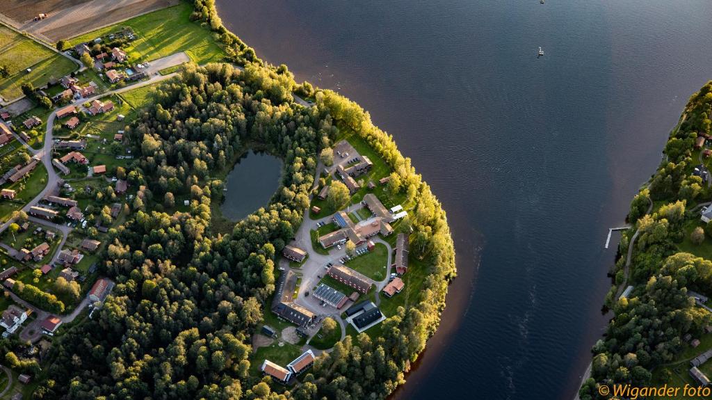 雷克桑德Leksands Folkhögskola的湖泊旁森林的空中景观