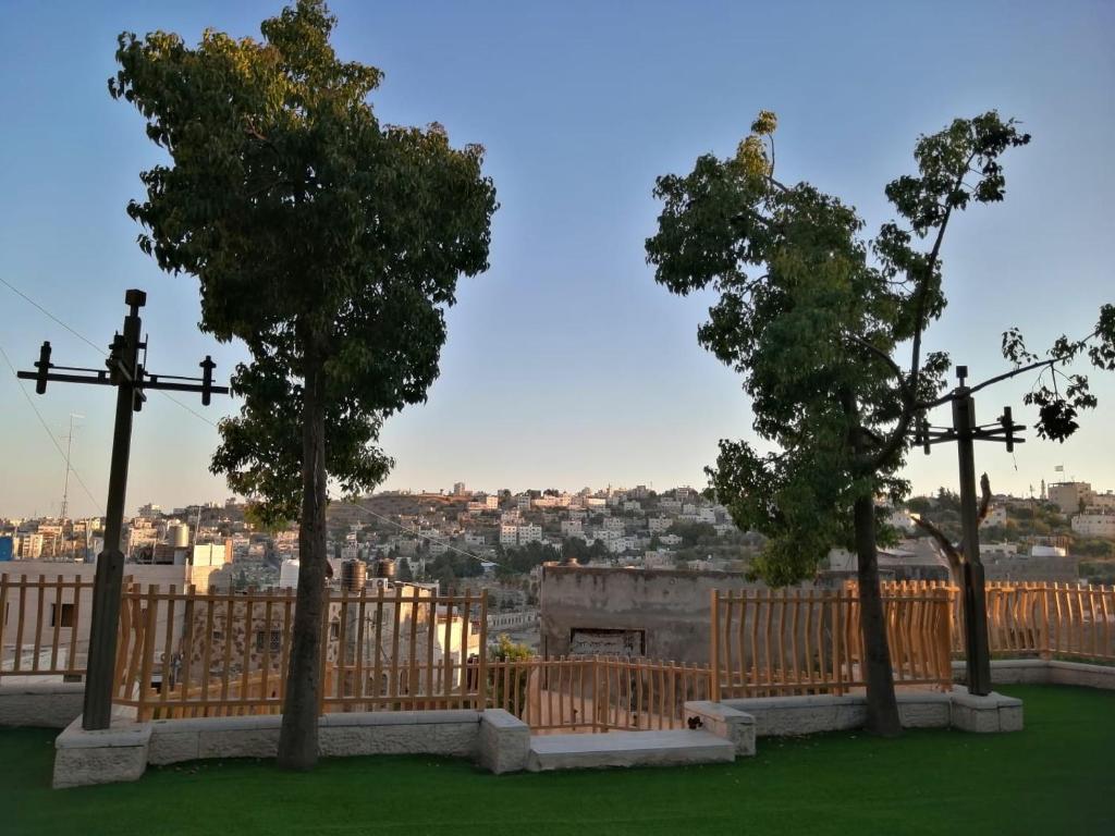 希伯仑Lamar Guesthouse - Hebron的享有拥有十字架和树木的城市美景