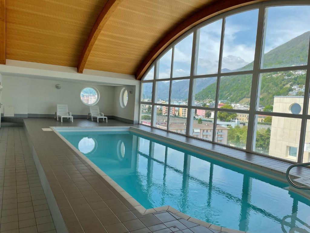 洛迦诺Appartamento 464 nel CUORE di Locarno con piscina的山景游泳池