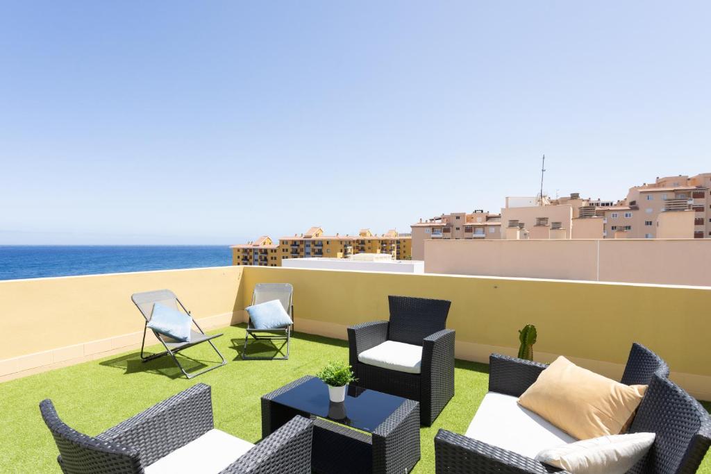 坎德拉里亚Home2Book Attic Terrace Apt Charming Ocean View的一个带桌椅的屋顶海景庭院