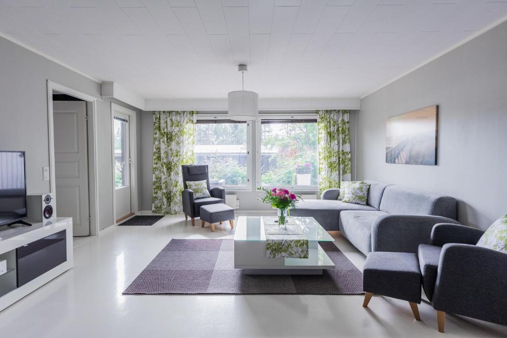 罗瓦涅米Arctic Holiday Apartments 3的客厅配有沙发和桌子