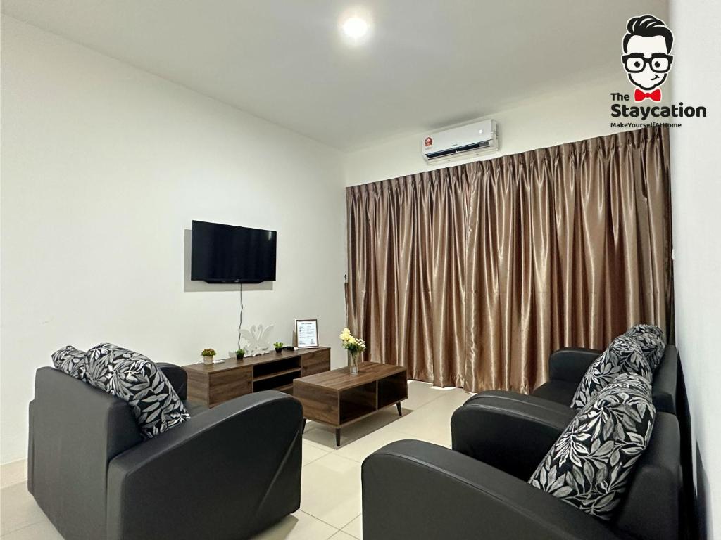 古晋Staycation Homestay 14 P Residence kuching condo的客厅配有2把椅子和平面电视