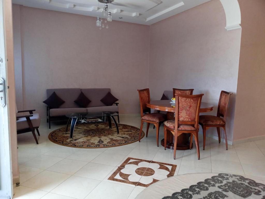 Oulad AkkouVilla的客厅配有桌椅和沙发