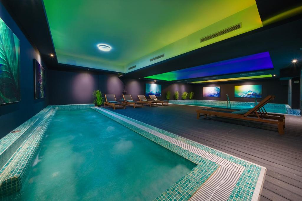 罗佐瓦克瓦拉塔克酒店的酒店设有一个游泳池,配有长椅和桌子