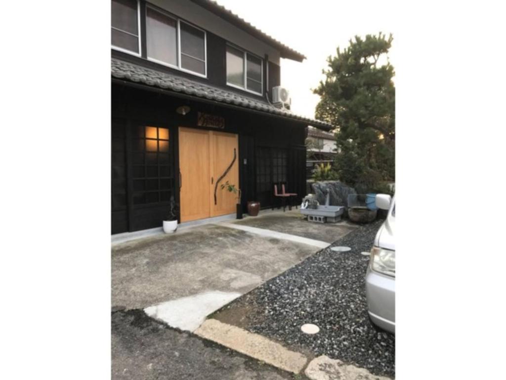 长滨市Kishida House - Vacation STAY 36613v的车道和车库的房子