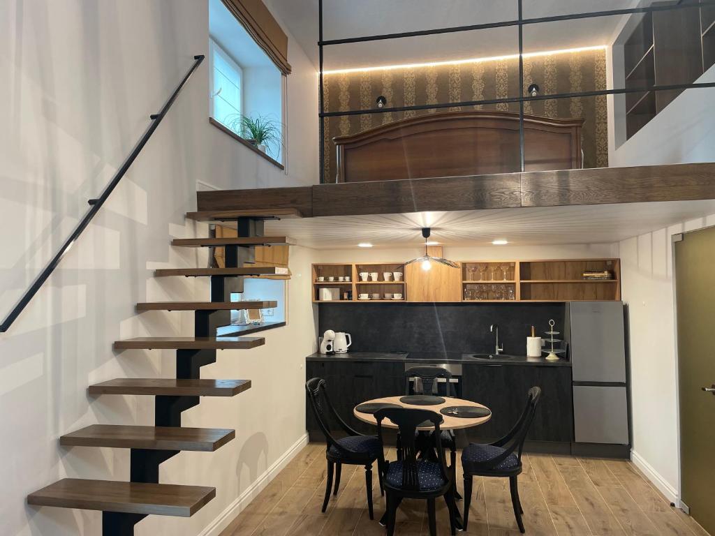 考纳斯Kęstučio 55的厨房里设有楼梯,配有桌椅