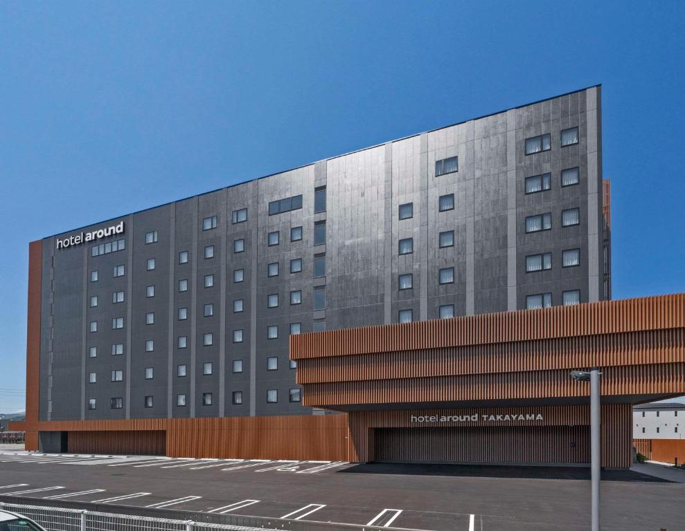 高山Hotel around Takayama, Ascend Hotel Collection的酒店大楼前面设有停车场