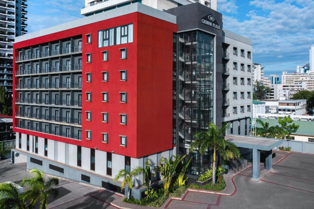 达累斯萨拉姆Crowne Plaza - Dar Es Salaam, an IHG Hotel的白色建筑前的红色建筑