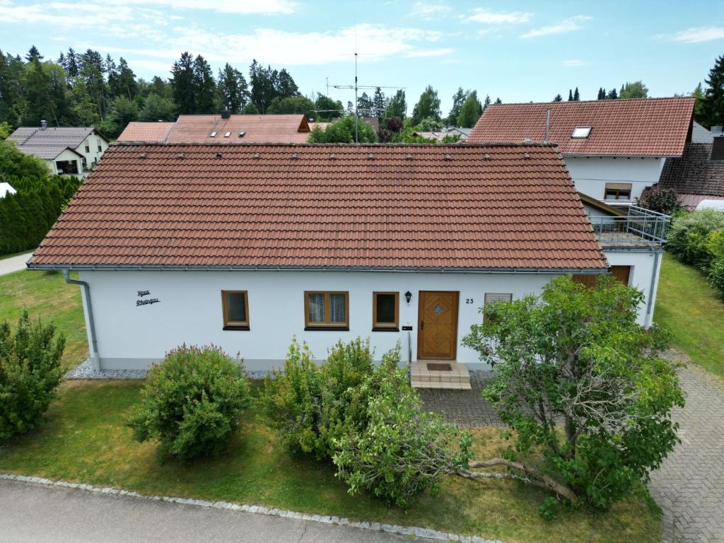 迪蒂斯豪森Holiday Home Rheingau by Interhome的白色房子,有棕色的屋顶