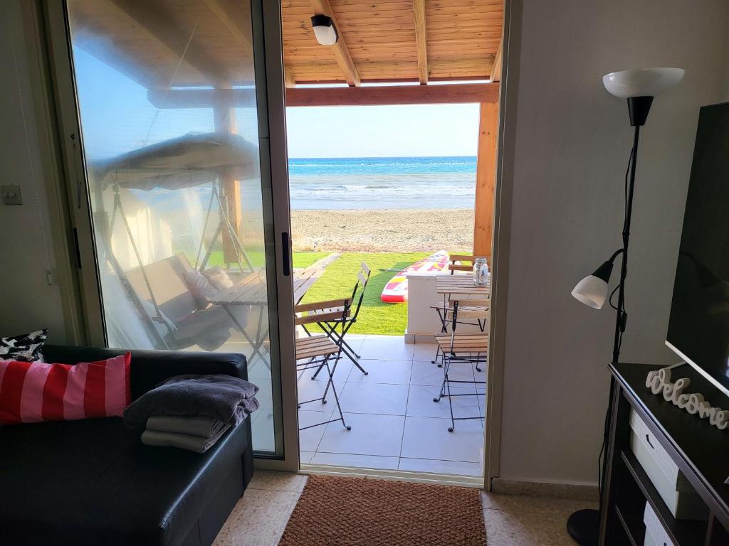 皮尔瓦利亚Mattis Seafront Beachhouse的带沙发的客厅,享有海景