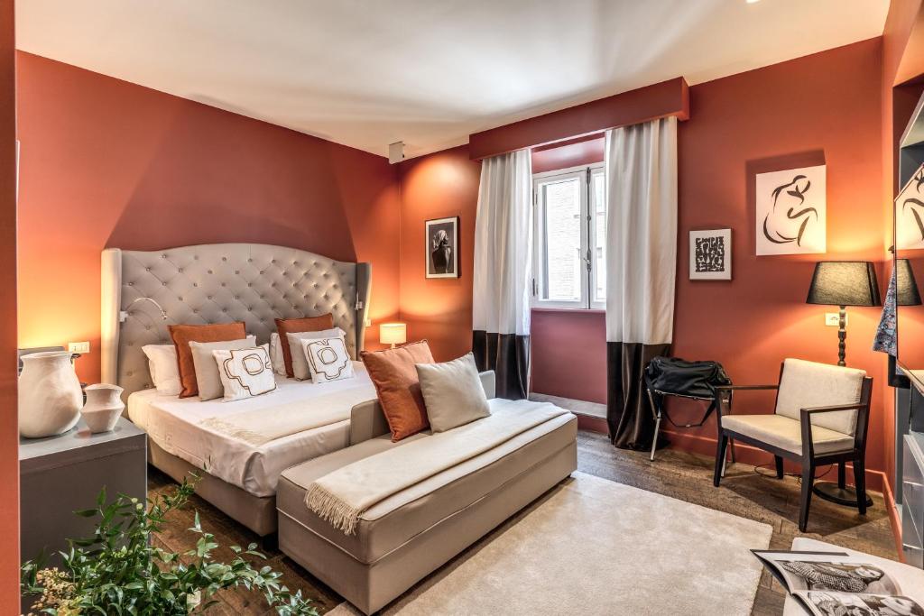 罗马Telier Tomacelli的一间卧室配有一张床和一张沙发
