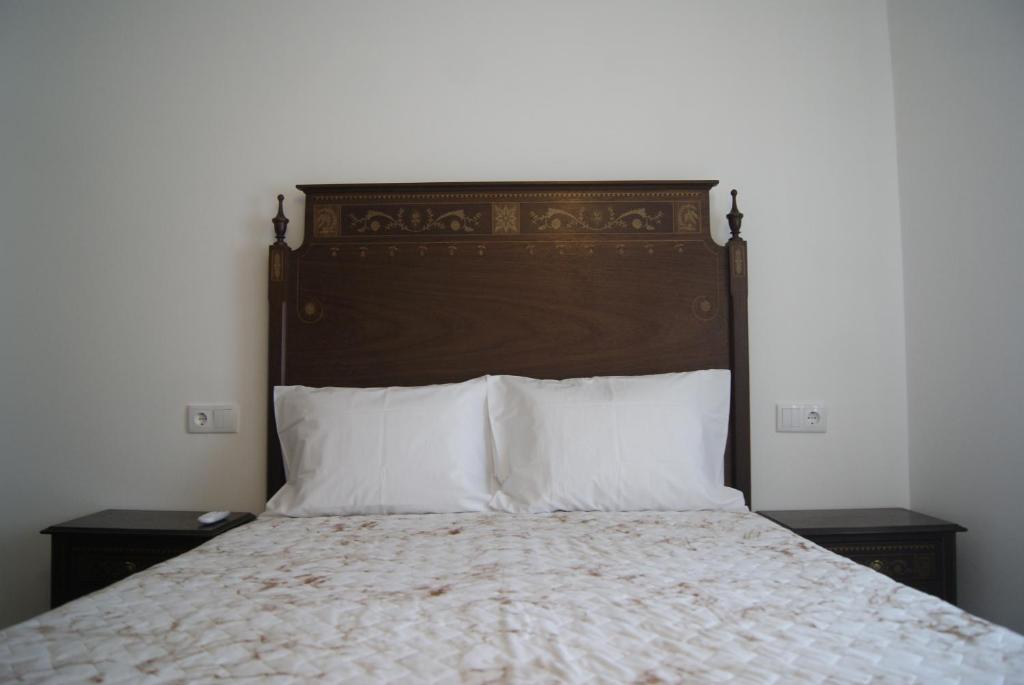 代雷堡3 L's STAY的卧室配有带白色枕头的大床