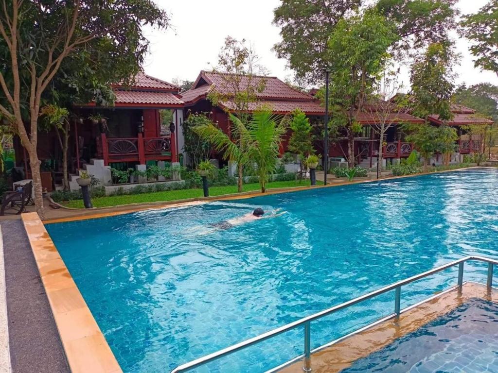 Ban Cha-omCountry Cafe & Camping的房屋前的游泳池