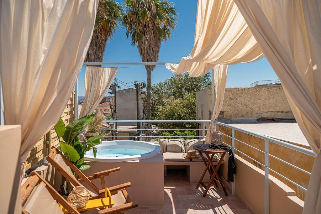 干尼亚Artemide city places _Leon tiny suite的屋顶阳台设有按摩浴缸