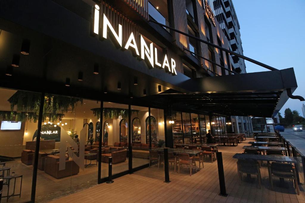 Yomraİnanlar City Hotel的大楼一侧有标志的餐厅