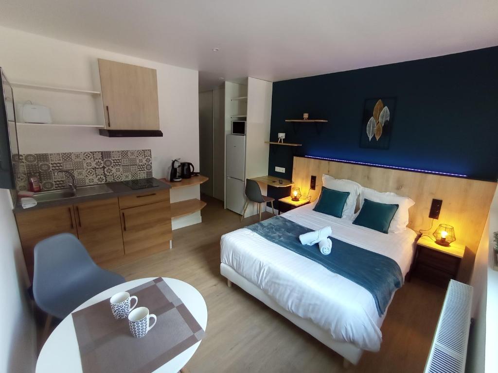 勒阿弗尔Villa Raphaëlle #1 Centre ville avec parking的一间卧室设有一张蓝色墙壁的大床