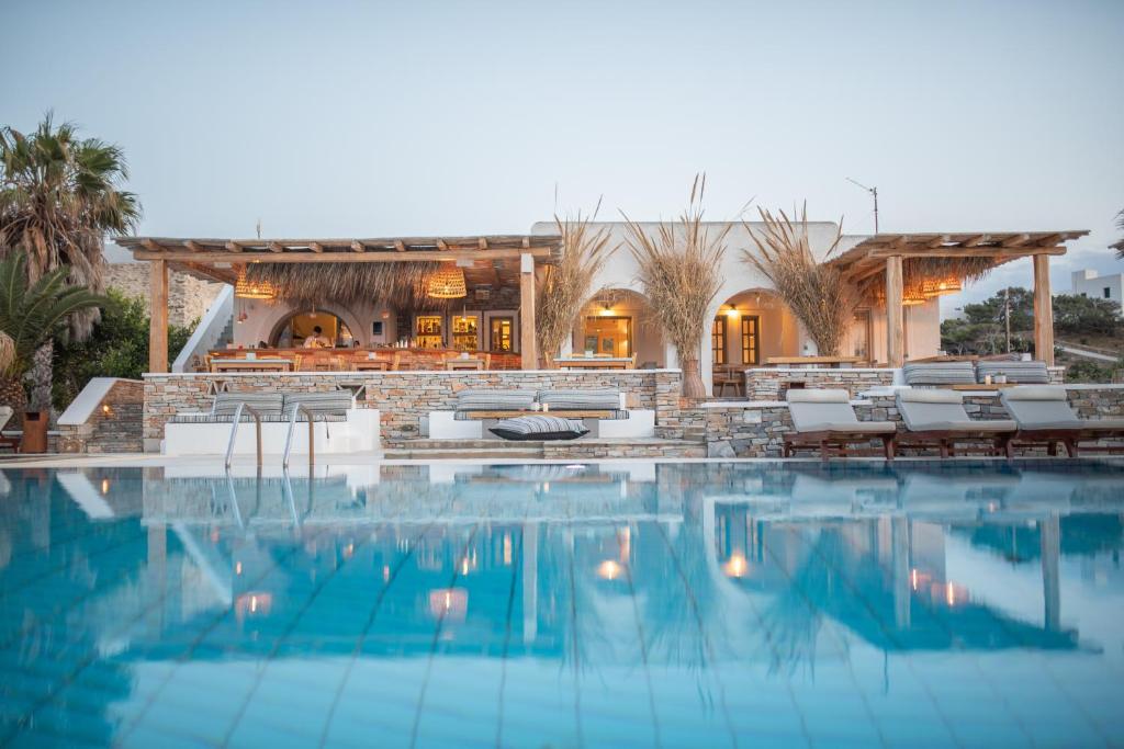 伊奥斯乔拉伊奥斯伊亚罗斯酒店的一个带椅子的游泳池,一个度假胜地