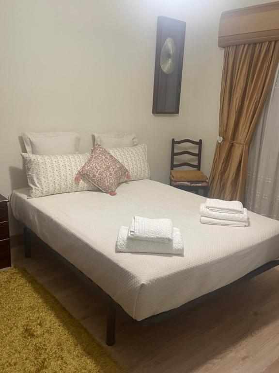 巴雷鲁Guest House “Casa da avó Tina”的床上有两条毛巾