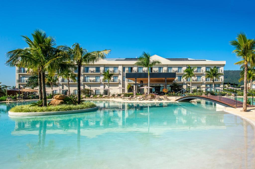 卡布雷乌瓦Japy Golf Resort Hotel的度假村前的大型游泳池