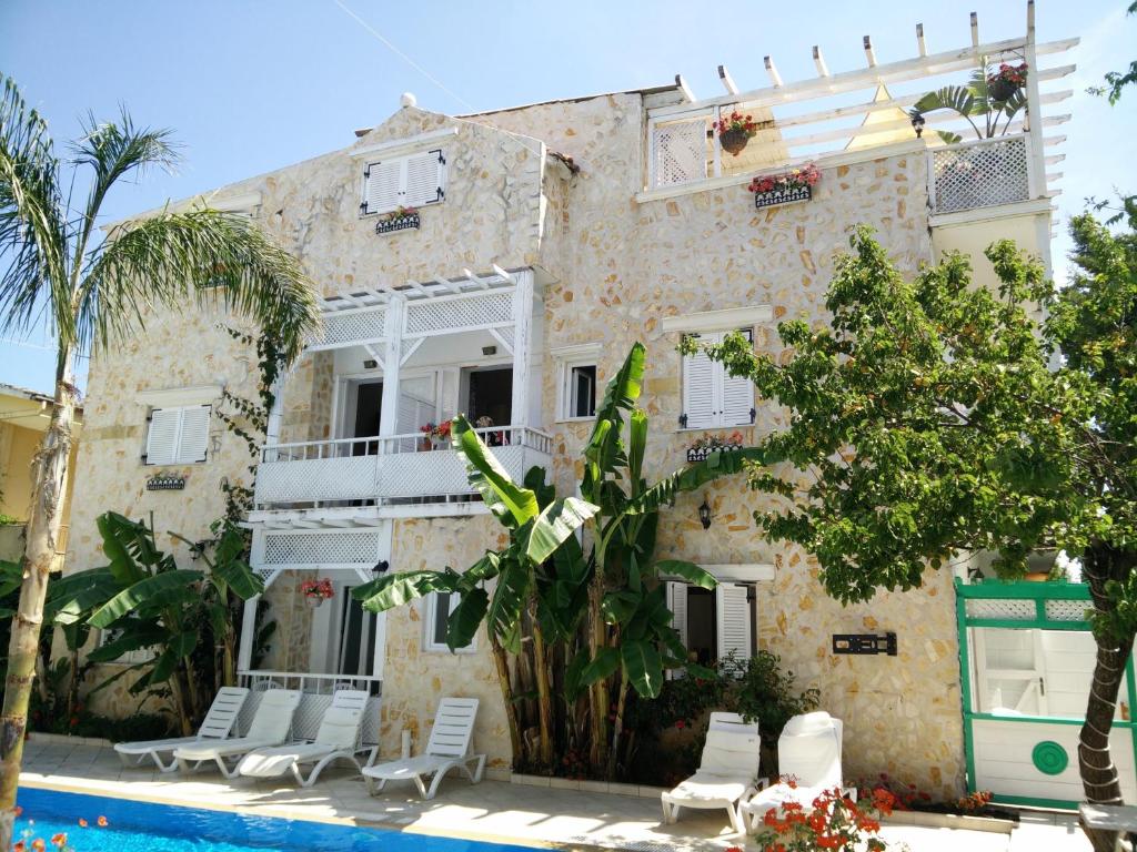 阿查拉维塔索斯别墅酒店的前面有游泳池的房子