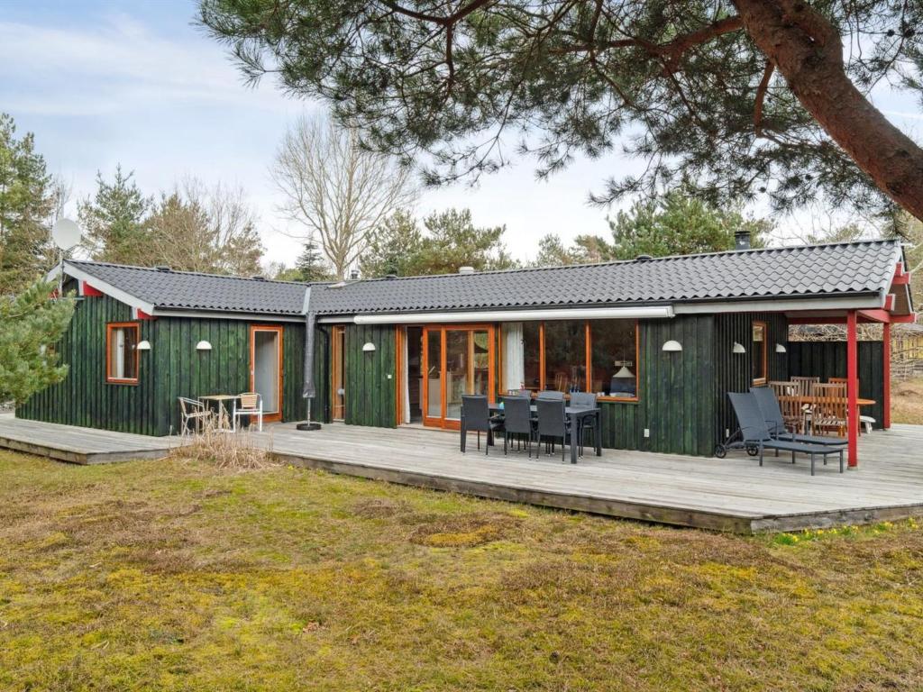 维斯特索马肯Holiday Home Nada - 200m from the sea in Bornholm by Interhome的绿色房屋 - 带甲板和天井