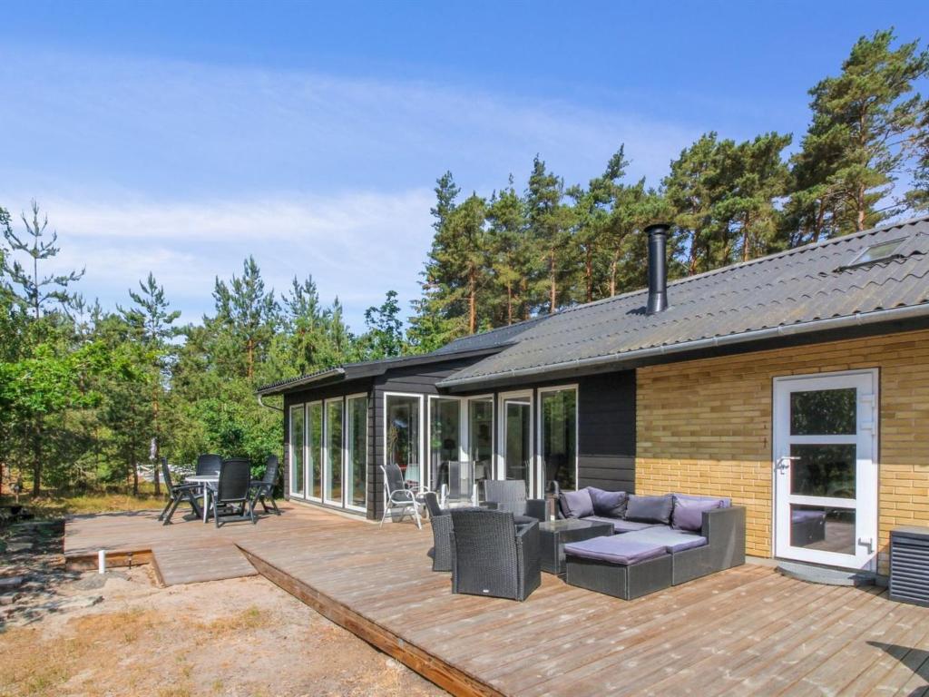 维斯特索马肯Holiday Home Gudmand - 600m from the sea in Bornholm by Interhome的房屋内设有一个带沙发和椅子的庭院