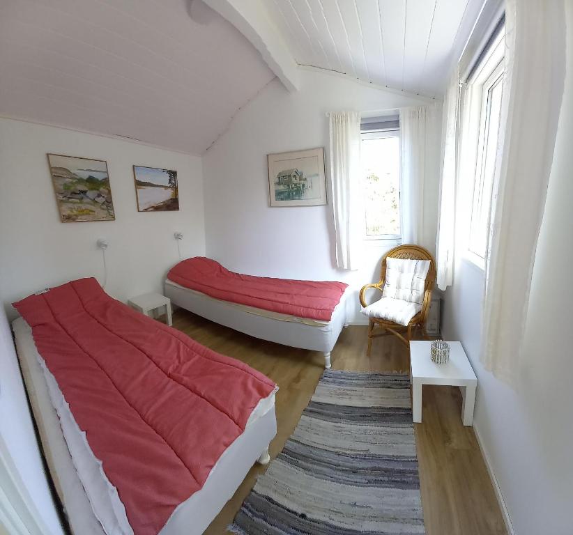 LyckeTofte Guesthouse nära hav, bad och Marstrand的一间卧室配有一张床、一张沙发和一把椅子