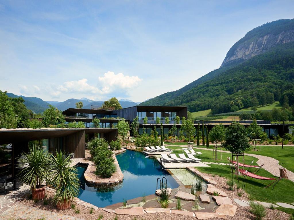 蒙塔尼亚Manna Resort的一座带游泳池和山脉的度假村