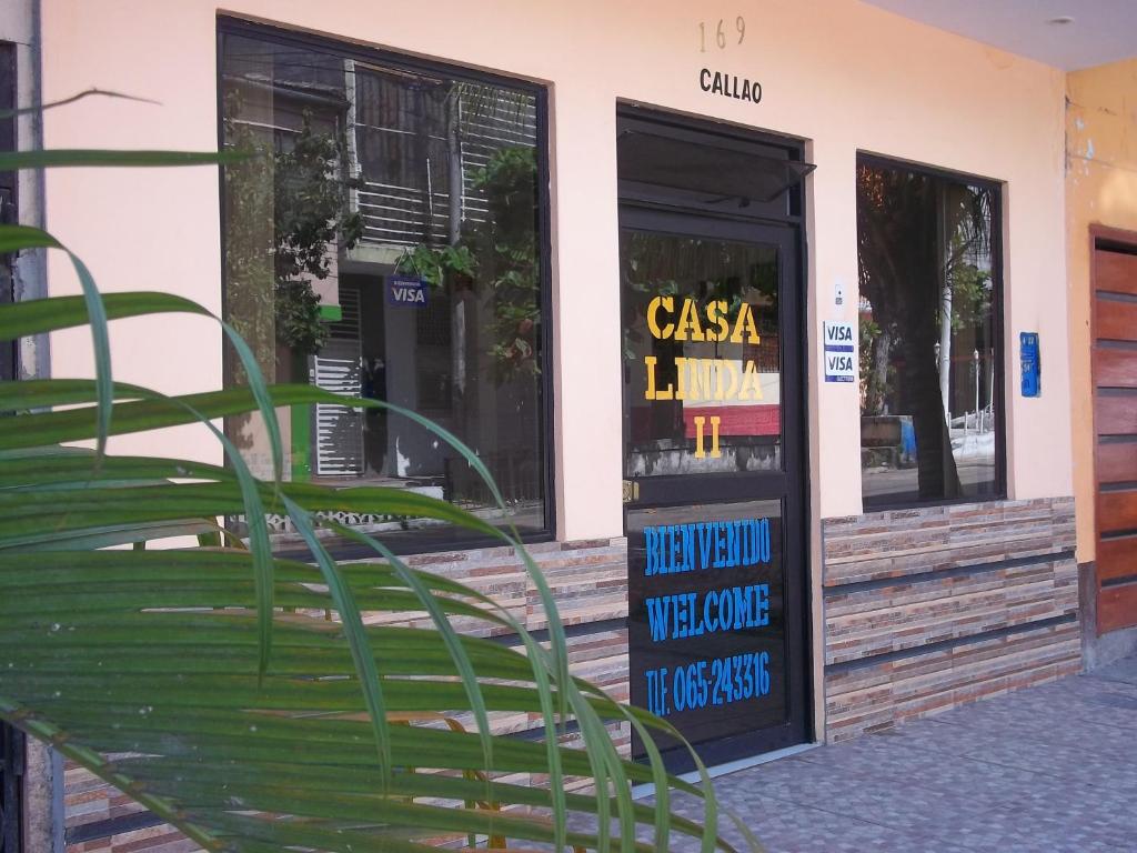 伊基托斯Casa Linda II的橱窗上带有标志的商店前