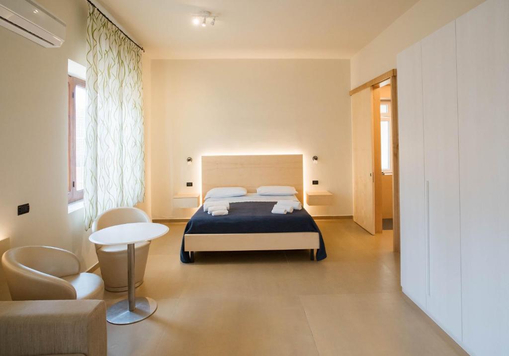 卡萨尔韦利诺Isola Verde的卧室配有1张床、1张桌子和1把椅子