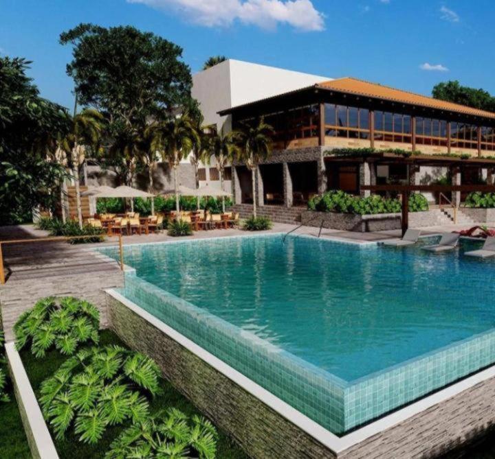 皮雷诺波利斯Resort Quinta Sta Bárbara的大楼前的大型游泳池