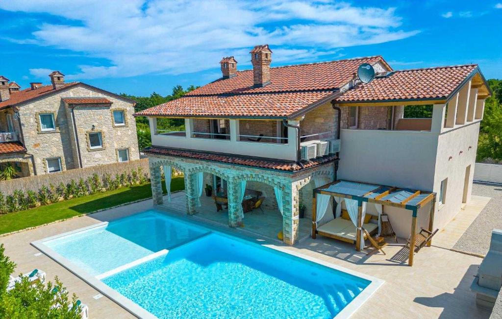 卡布鲁尼齐Villa Pietro的享有带游泳池的房屋的空中景致