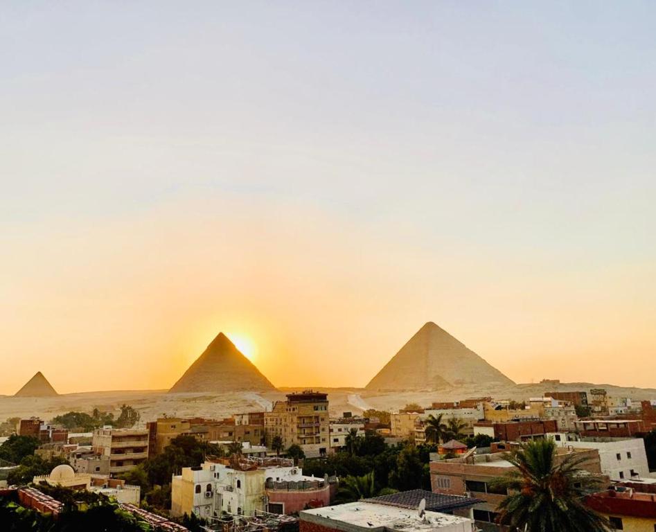 开罗LOAY PYRAMIDS VIEW的日落时分吉萨金字塔的景色
