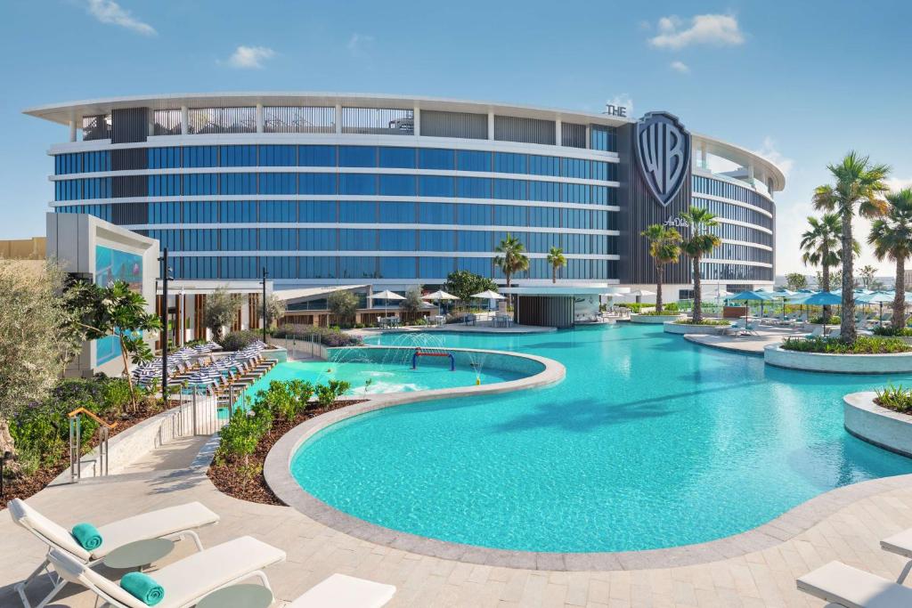 阿布扎比The WB Abu Dhabi, Curio Collection By Hilton的酒店前的游泳池