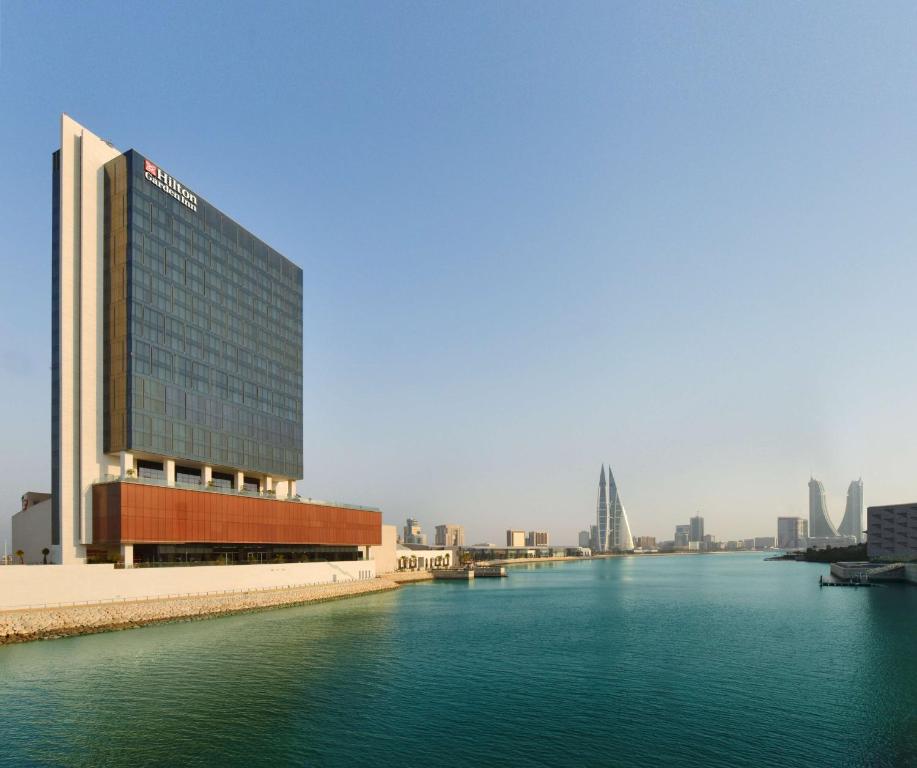 麦纳麦Hilton Garden Inn Bahrain Bay的靠近水体的大建筑