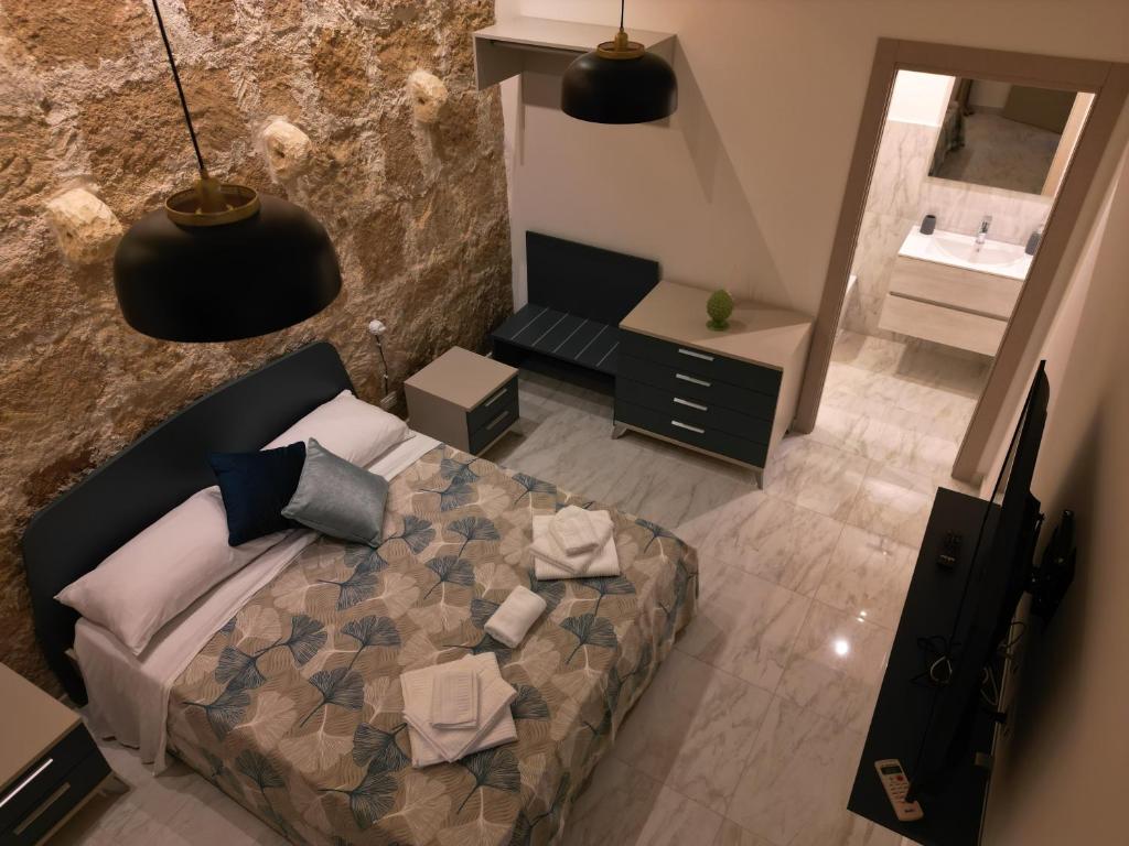 帕基诺Lapis rooms的卧室享有上方的景致,配有1张床和1间浴室。