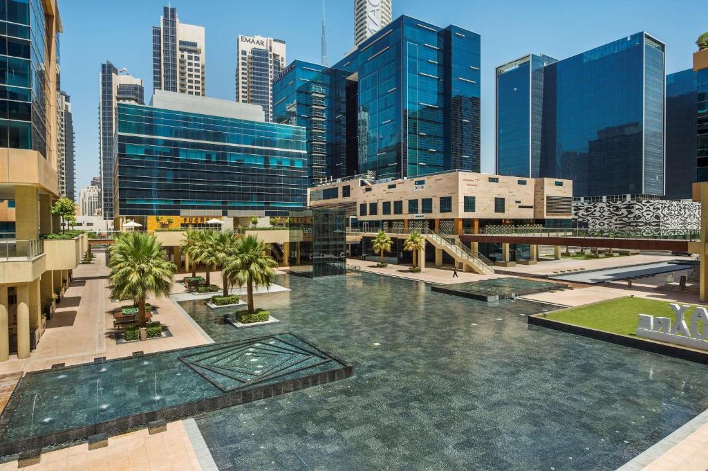迪拜迪拜希尔顿逸林酒店 - 商务湾的一座高楼城市的大型游泳池