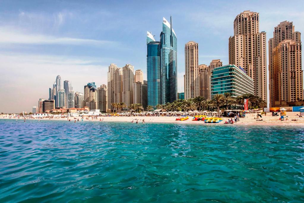迪拜迪拜朱美拉希尔顿度假酒店的城市前方海滩的景色