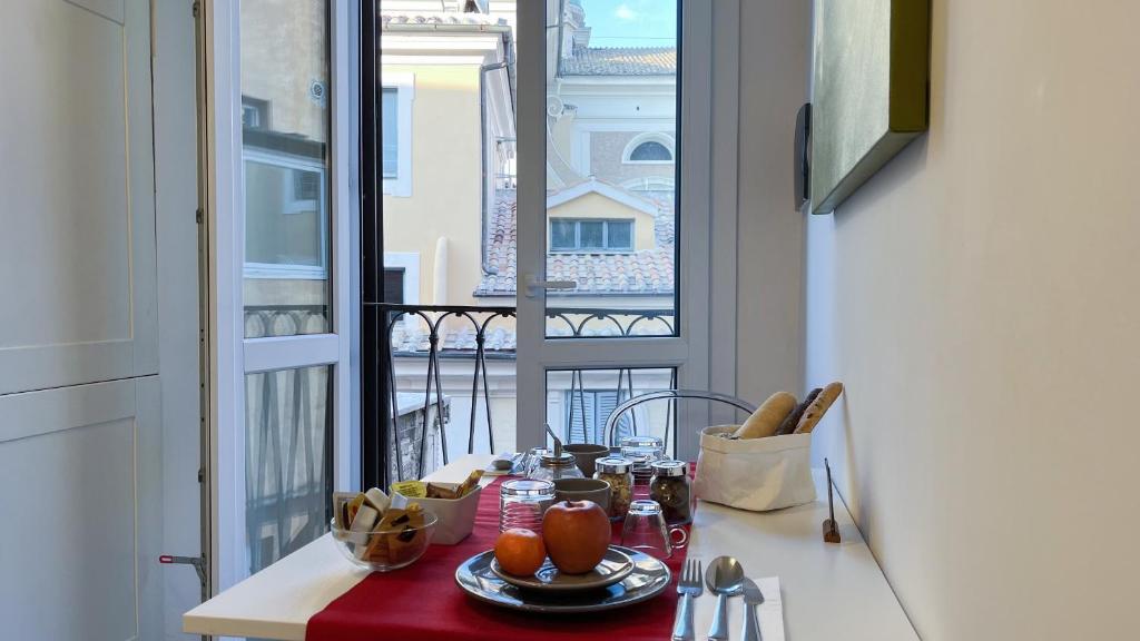 罗马NTB罗马酒店的一张带一盘食物的桌子,享有阳台的景色