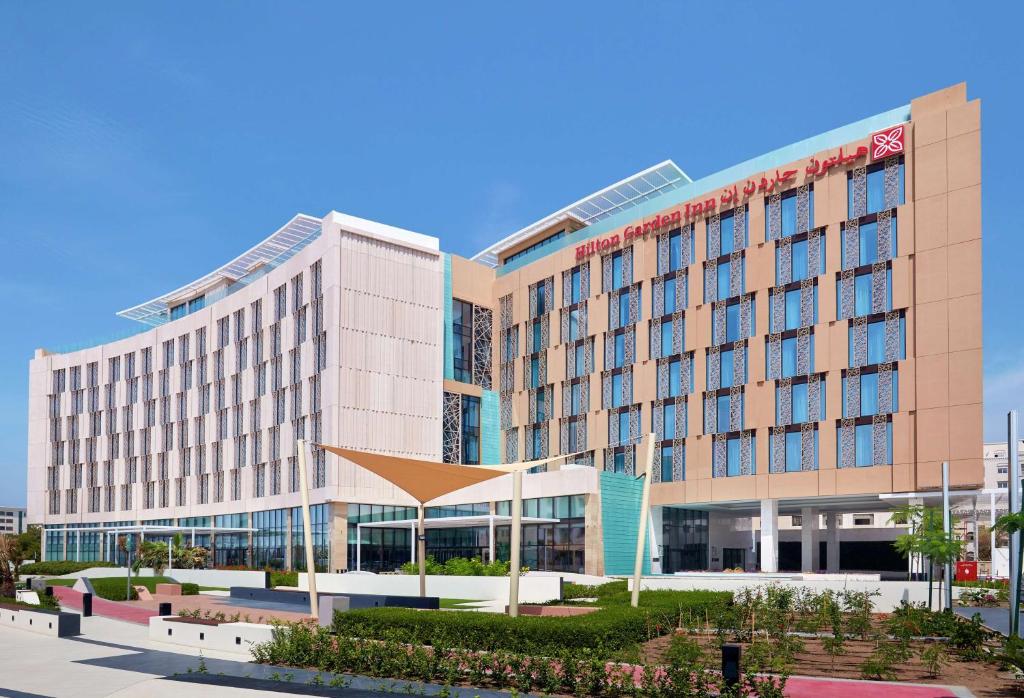 马斯喀特Hilton Garden Inn Muscat Al Khuwair的 ⁇ 染酒店