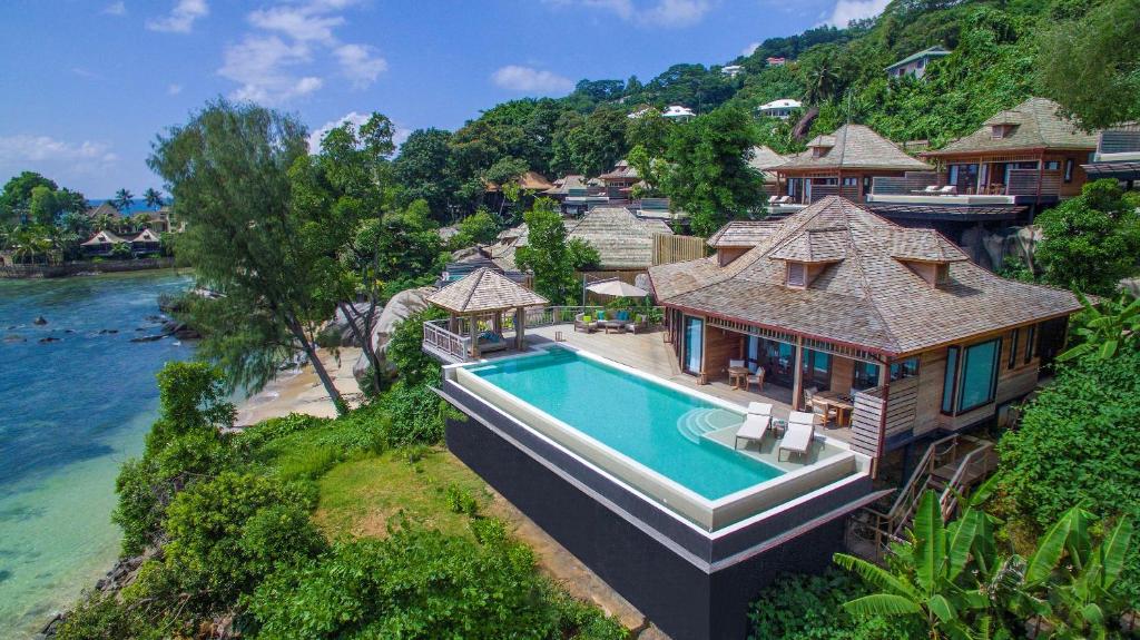 博瓦隆塞舌尔诺斯霍尔摩希尔顿spa酒店&度假村的享有带游泳池的房屋的空中景致